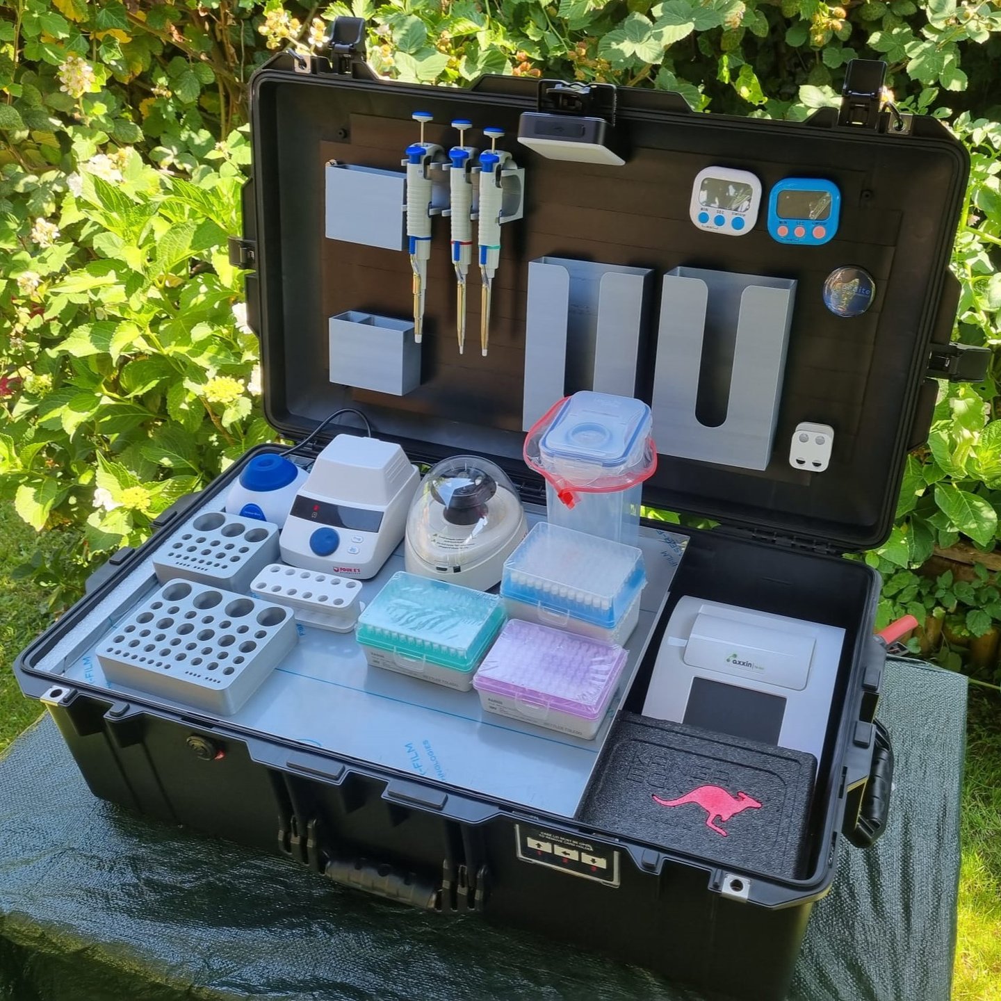 Mobile suitcase laboratory with Axxin T8-ISO instrument